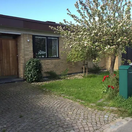 Fantastic House With A Cute Garden! Мальмё